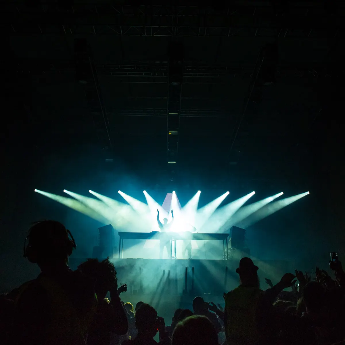 link-between-music-and-drugs-LSD-weed-marijuana-cannabis-concerts-psychedelic-drugs-addiction-treatment